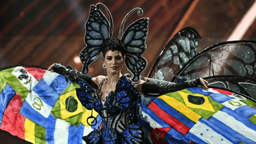 Miss Universo Latina: Su desfile con su traje impresionante.