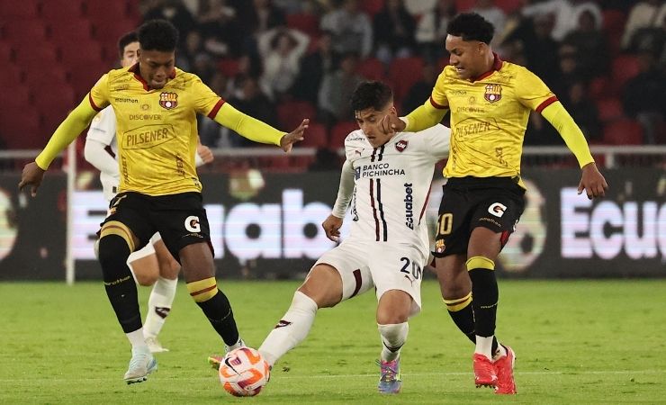 Los técnicos llegan al Monumental con la obligación de rearmar sus estrategias debido a ausencias importantes.