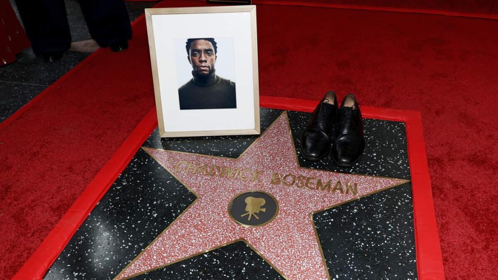La estrella póstuma de Chadwick Boseman fue develada en el Paseo de la Fama de Hollywood.