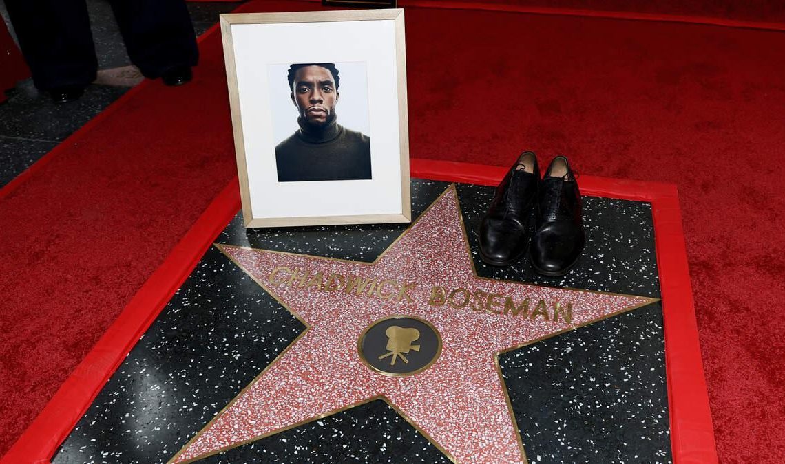 La estrella póstuma de Chadwick Boseman fue develada en el Paseo de la Fama de Hollywood.