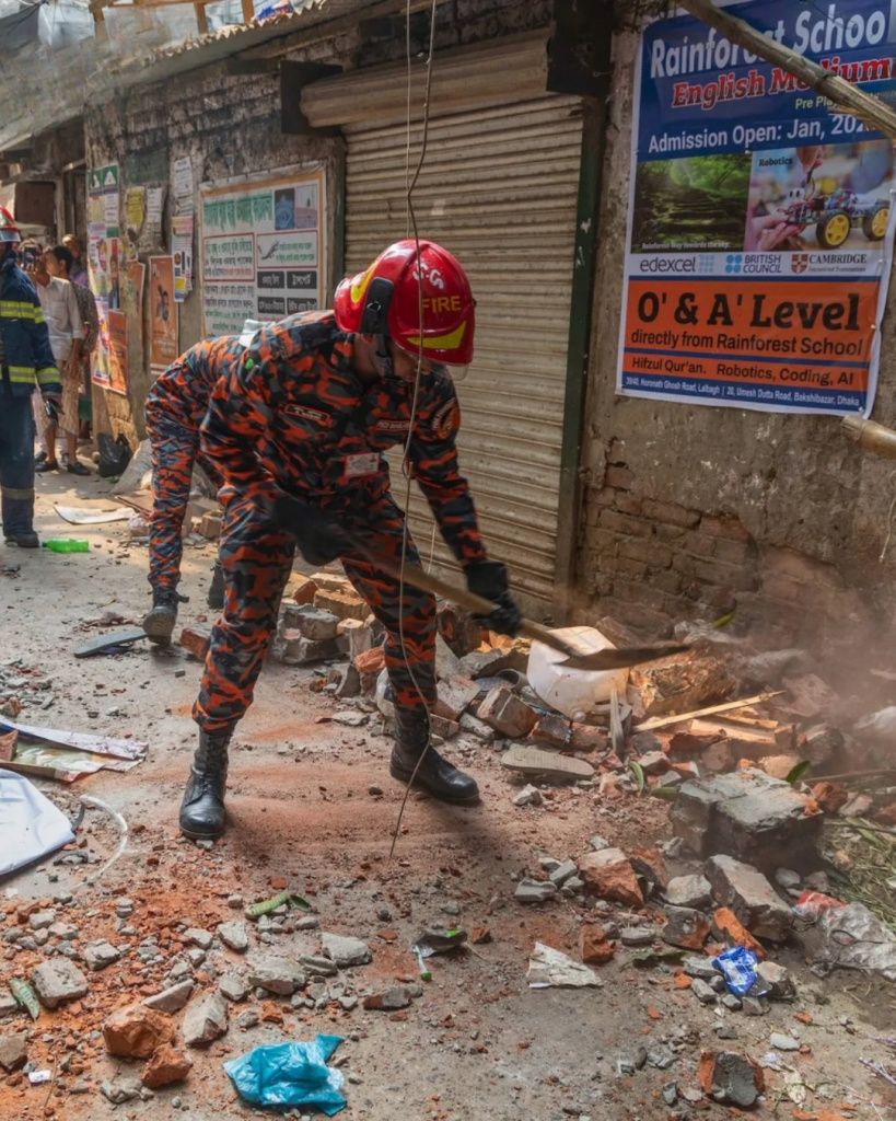 El Servicio de Bomberos de Bangladesh confirmó que el derrumbe parcial de un edificio de ocho plantas en el área de Kosaituli, en el centro de Daca.