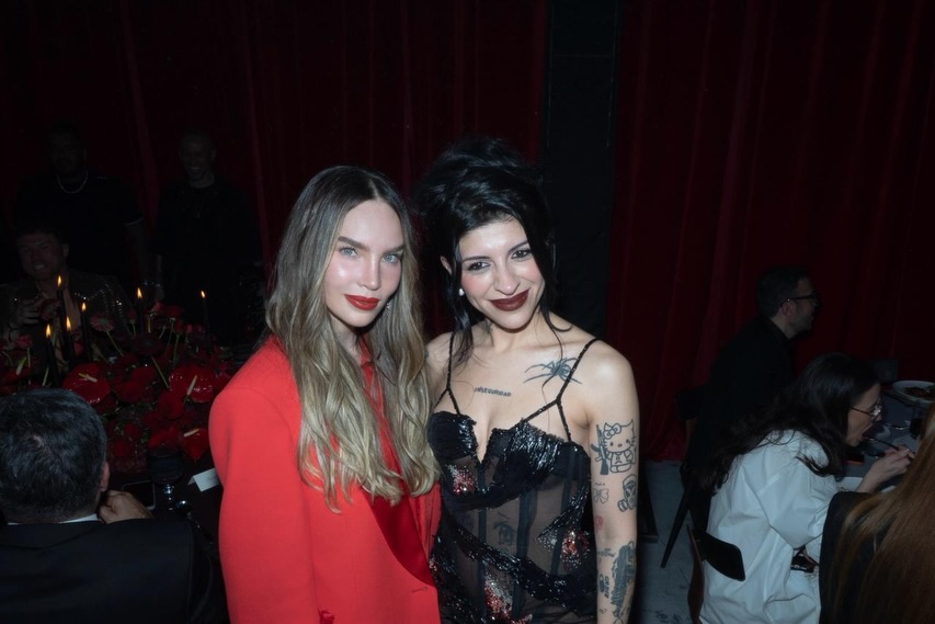 La fotografía de Belinda y Cazzu posando juntas comenzó a circular inmediatamente en plataformas como X, Instagram y TikTok, desatando una verdadera euforia.