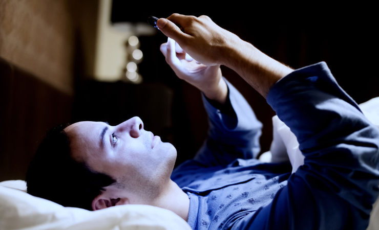 Un análisis reciente revela que usar el celular antes de dormir no siempre es perjudicial.