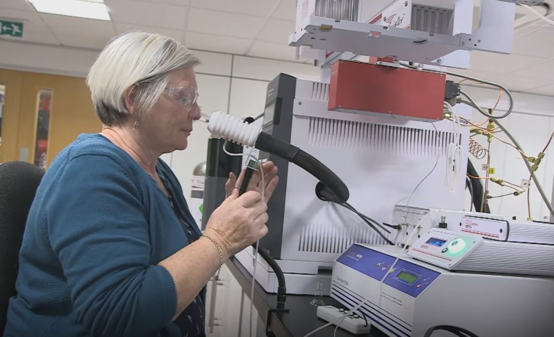 Una mujer escocesa descubrió que podía identificar el párkinson por el olor de la piel, avance que permitió crear una prueba de diagnóstico con un 95% de precisión.