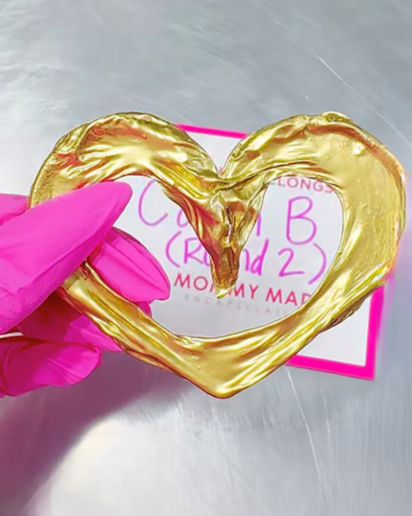 El peculiar gesto de Cardi B ocurre días después de que la artista compartiera las primeras fotografías de su recién nacido.