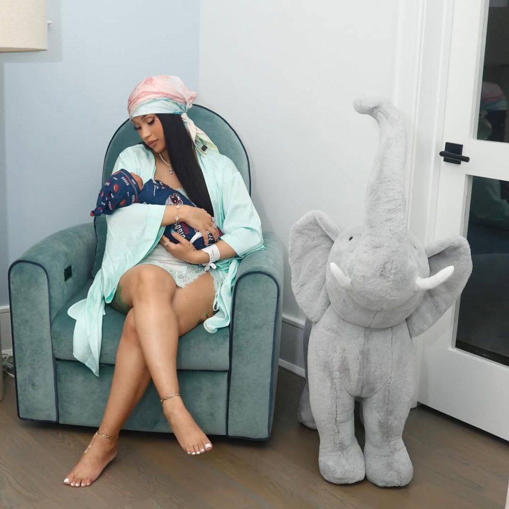 Cardi B encontró una manera tan singular como simbólica para celebrar la llegada de su cuarto hijo.