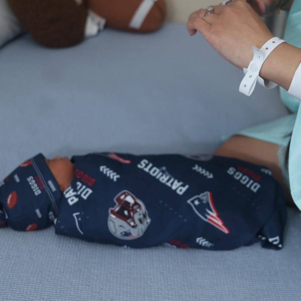 El pequeño aparece durmiendo plácidamente con un gorrito y un mameluco de los New England Patriots.