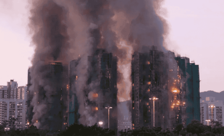 El siniestro, que generó una columna de humo denso y llamas intensas, ha dejado además 15 personas heridas.