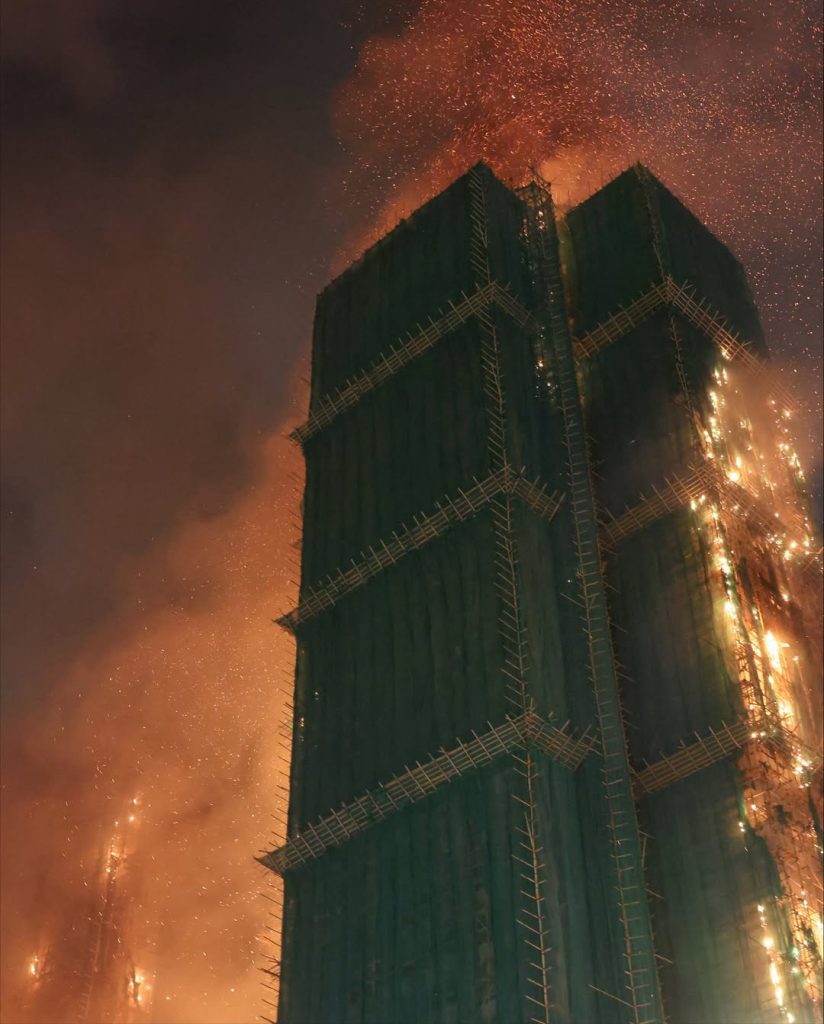 Quince personas resultaron heridas, incluidos dos bomberos.