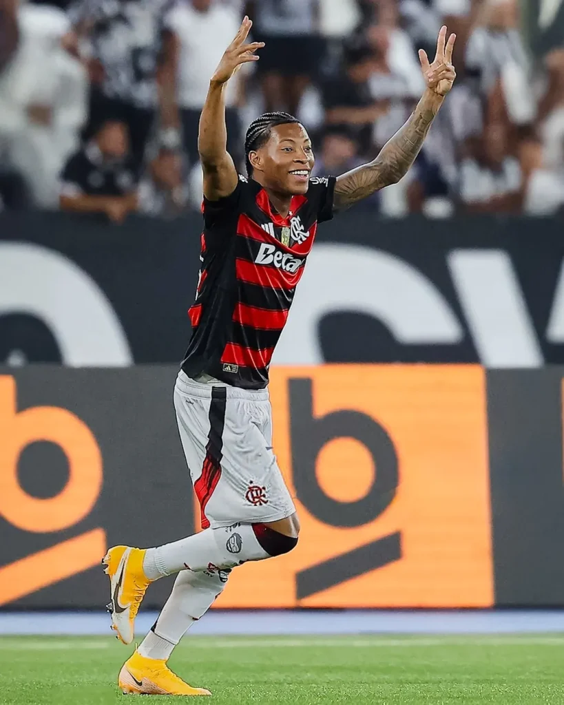 El ecuatoriano Gonzalo Plata, aunque suspendido por su expulsión en semifinales, acompañará al grupo durante toda la estadía en Lima.