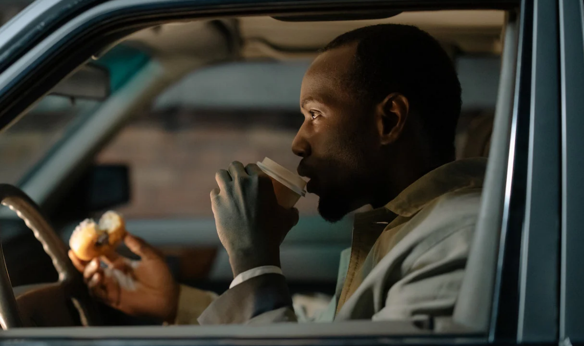 Especialistas advierten que el consumo excesivo de cafeína antes de conducir puede generar efectos adversos que comprometen la concentración.