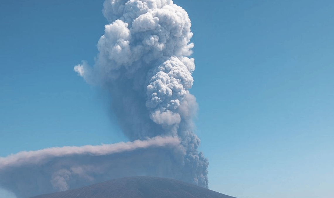 El volcán, que culmina a unos 500 metros de altitud, se ubica cerca de la frontera con Eritrea, a unos 800 kilómetros al noreste de la capital, Adís Abeba.