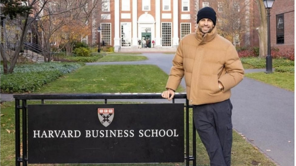 El exfutbolista Gerard Piqué debutó como profesor invitado en Harvard Business School.