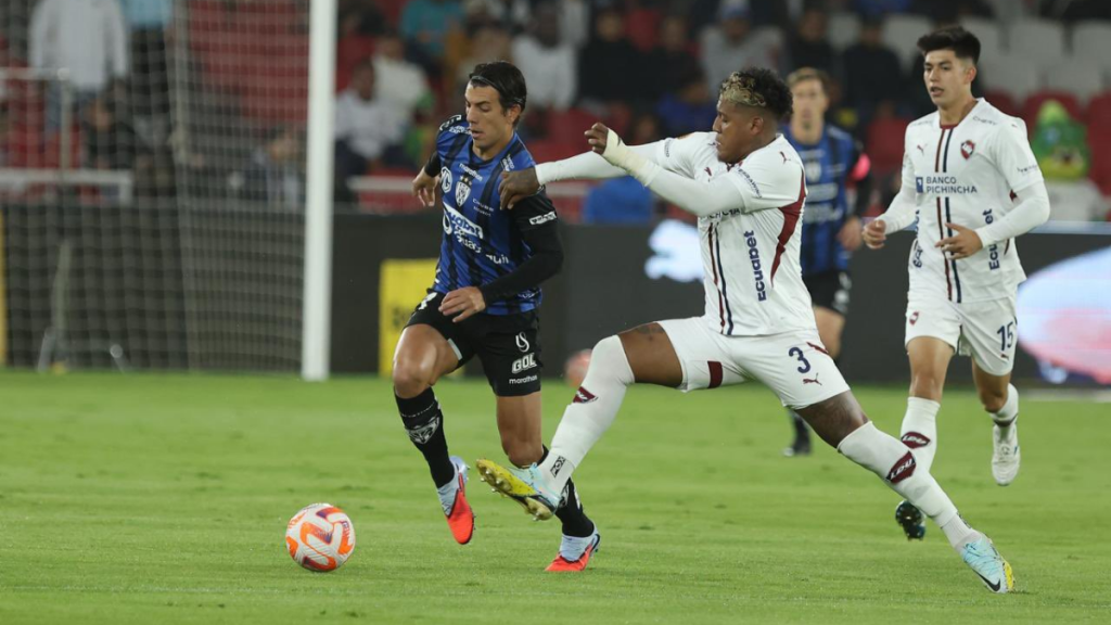 Con goles de Alvarado y Alzugaray, los 'albos' evitaron que Independiente del Valle se corone campeón.