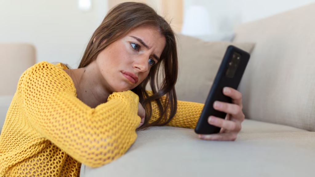 Investigaciones recientes relacionan la revisión constante del teléfono móvil con fallos de memoria y dificultades de concentración.