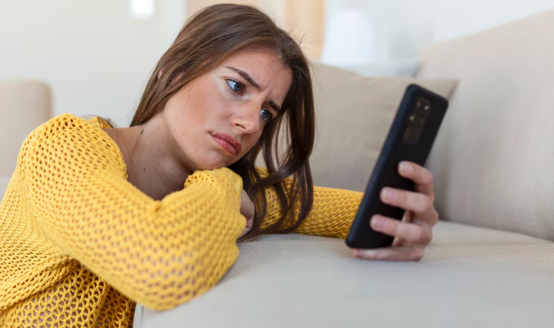 Investigaciones recientes relacionan la revisión constante del teléfono móvil con fallos de memoria y dificultades de concentración.