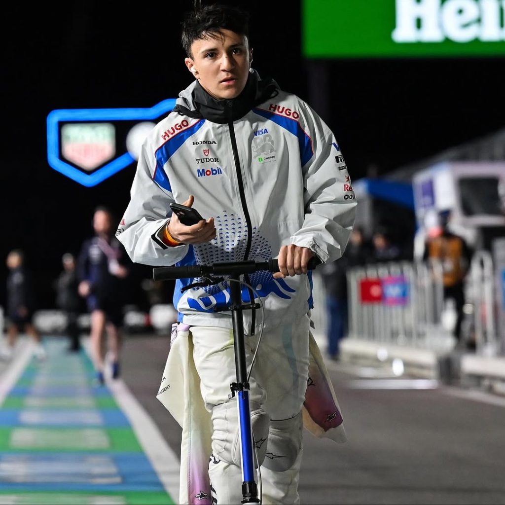 Hadjar debutó esta temporada en la F1 con un rendimiento sobresaliente entre los novatos.