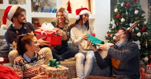 Los intercambios de regalo de Navidad representan una tradición clave, pero a menudo caen en la rutina.