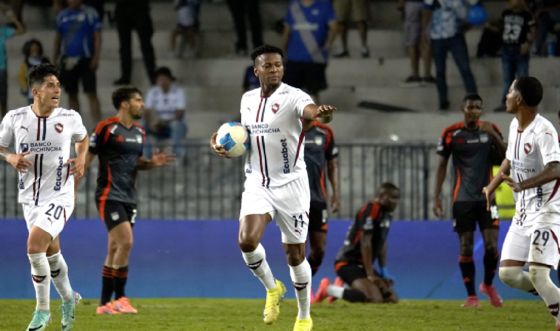 Liga de Quito se impuso 1-2 a Emelec en el partido de ida de la serie, logrando una remontada que los deja con un pie en la final.