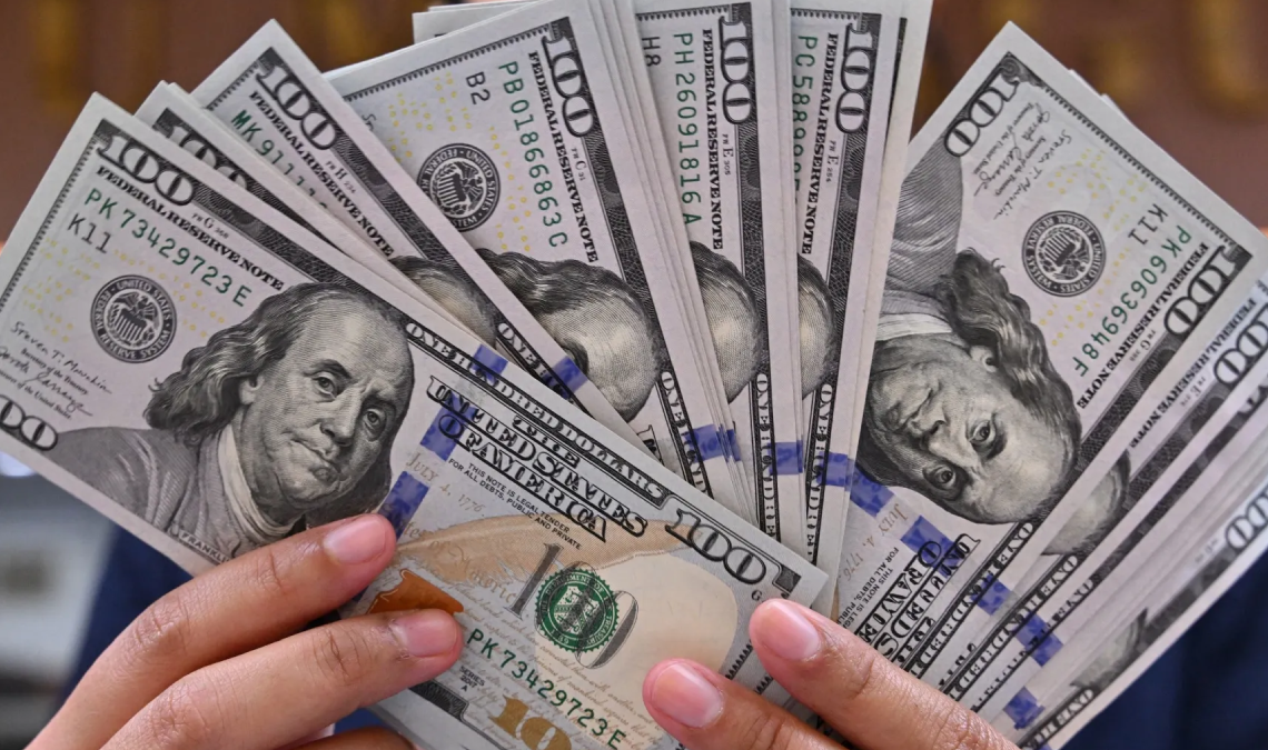 La ley es clara: el artículo 111 del Código del Trabajo establece que el décimo tercer sueldo corresponde a la doceava parte de los ingresos habituales percibidos durante el año calendario.