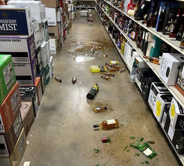 Más de una decena de botellas de alcohol yacían rotas en el suelo y se podían ver varios charcos.