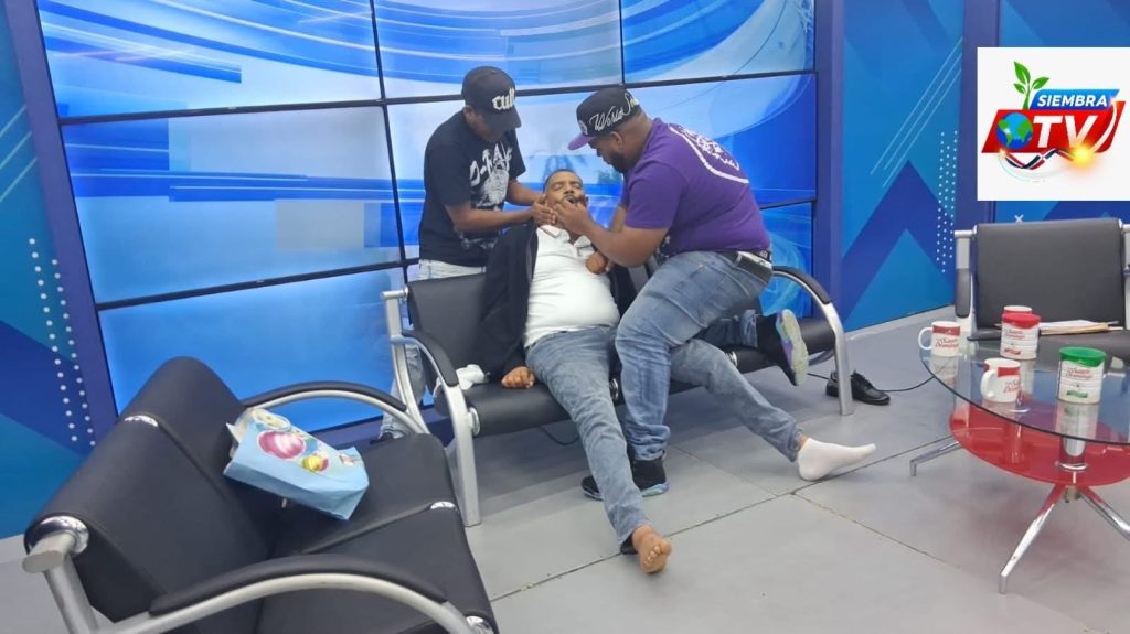 El momento del desmayo quedó registrado en video, impactando tanto a los presentes como a los televidentes que presenciaban la escena en tiempo real.