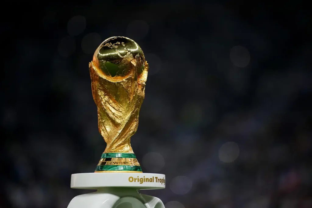 Se dará prioridad a las selecciones mejor posicionadas en el ranking mundial vigente al momento del sorteo para ubicarlas como cabezas de serie en cada grupo. 