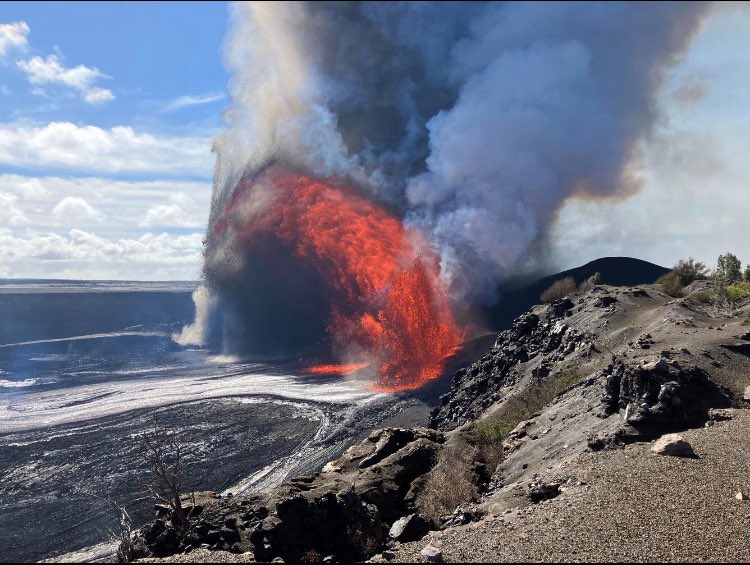 El volcán Kilauea, uno de los más activos del mundo, protagonizó un espectáculo natural sin precedentes en la mañana del sábado.