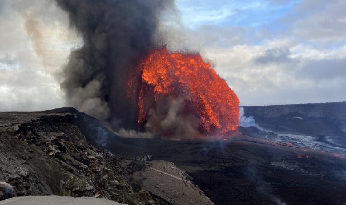 Este fenómeno marca casi un año de actividad intermitente en el volcán.