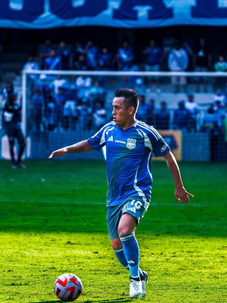 El comunicado emitido por Emelec informa que el club "de mutuo acuerdo ha finalizado su vínculo profesional con el jugador Christian Cueva".