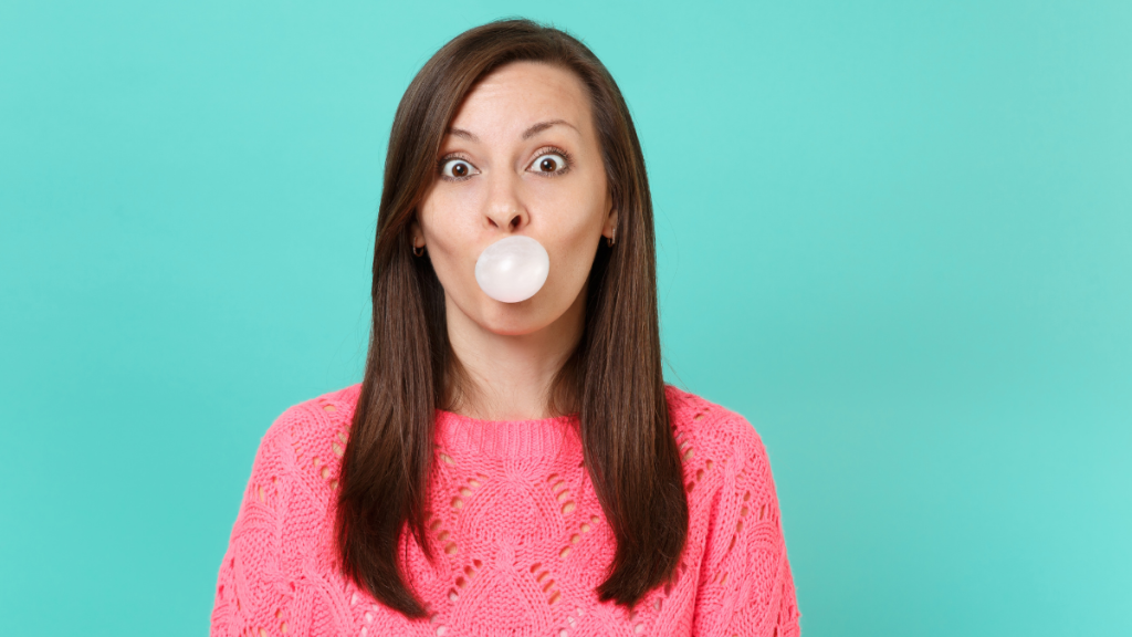 Tragarse un chicle no provoca que permanezca siete años en el estómago. ¿Qué ocurre realmente en el cuerpo?