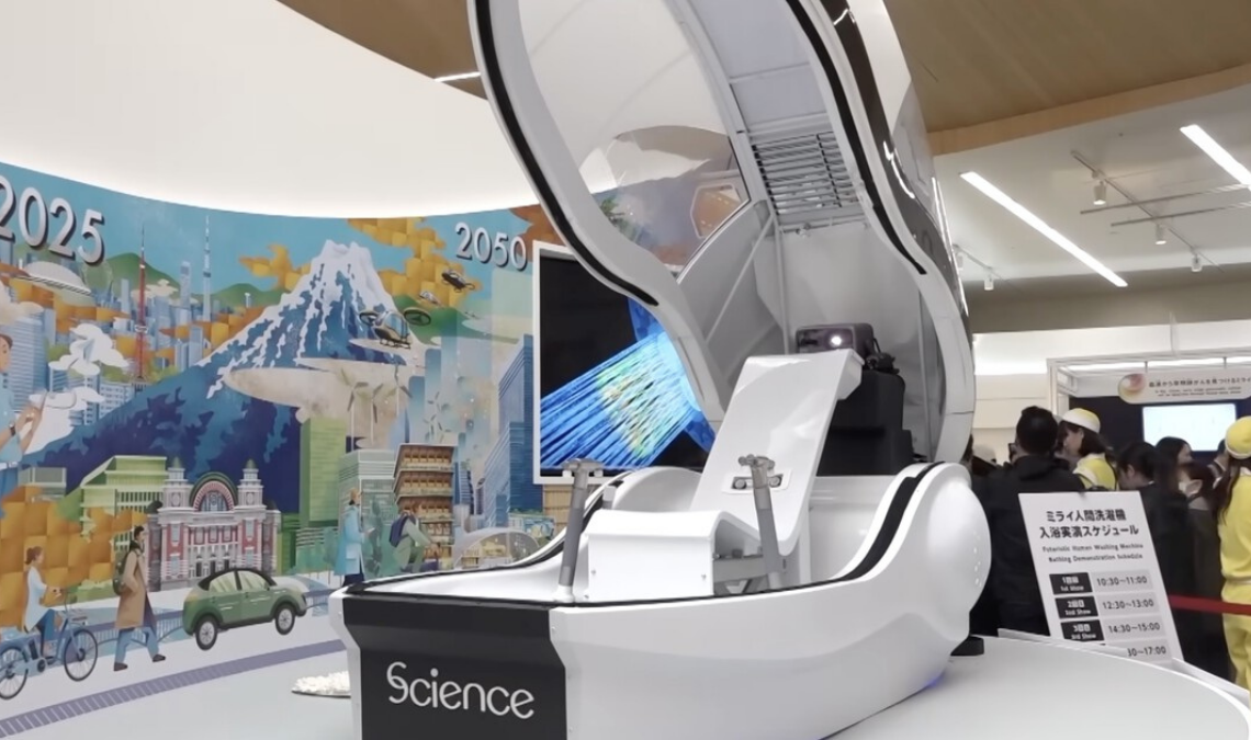 Japón presentó una innovadora “lavadora humana” capaz de lavar y secar a una persona en 15 minutos.