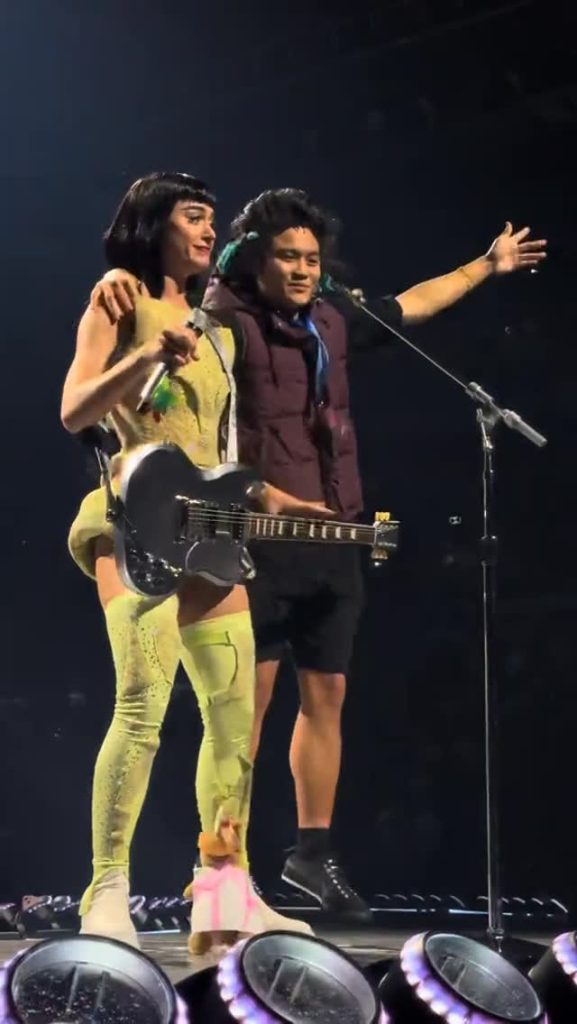 Los antecedentes de Wen son extensos: previamente había logrado irrumpir en conciertos de Katy Perry, The Weeknd y The Chainsmokers.