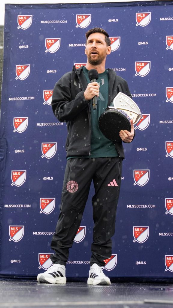 Durante la gala de premiación, Messi recibió una ovación masiva antes de expresar su gratitud por el reconocimiento.