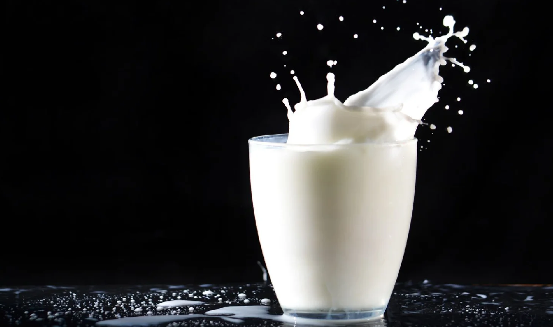 La leche contiene proteínas de alto valor biológico, calcio, vitamina D y otros minerales vitales.