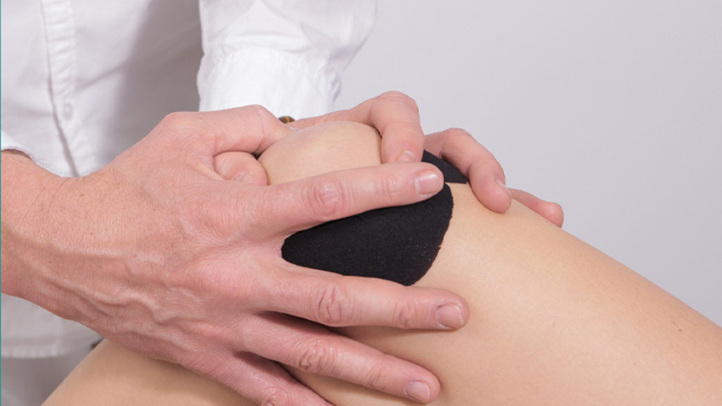 La artrosis es una enfermedad crónica en la que se desgasta el cartílago que recubre las articulaciones, sobre todo rodillas, caderas, manos y columna.