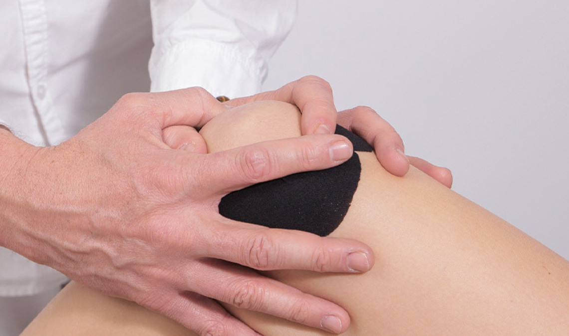 La artrosis es una enfermedad crónica en la que se desgasta el cartílago que recubre las articulaciones, sobre todo rodillas, caderas, manos y columna.