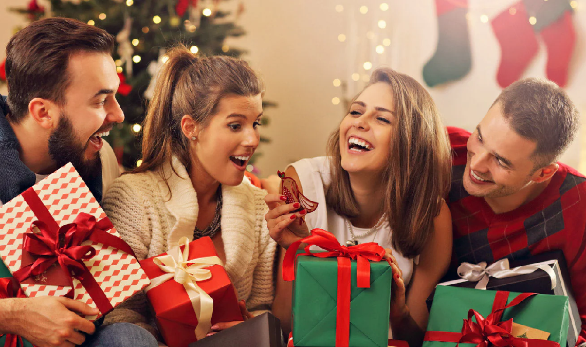 La tradición de hacer regalos navideños existe desde hace siglos.