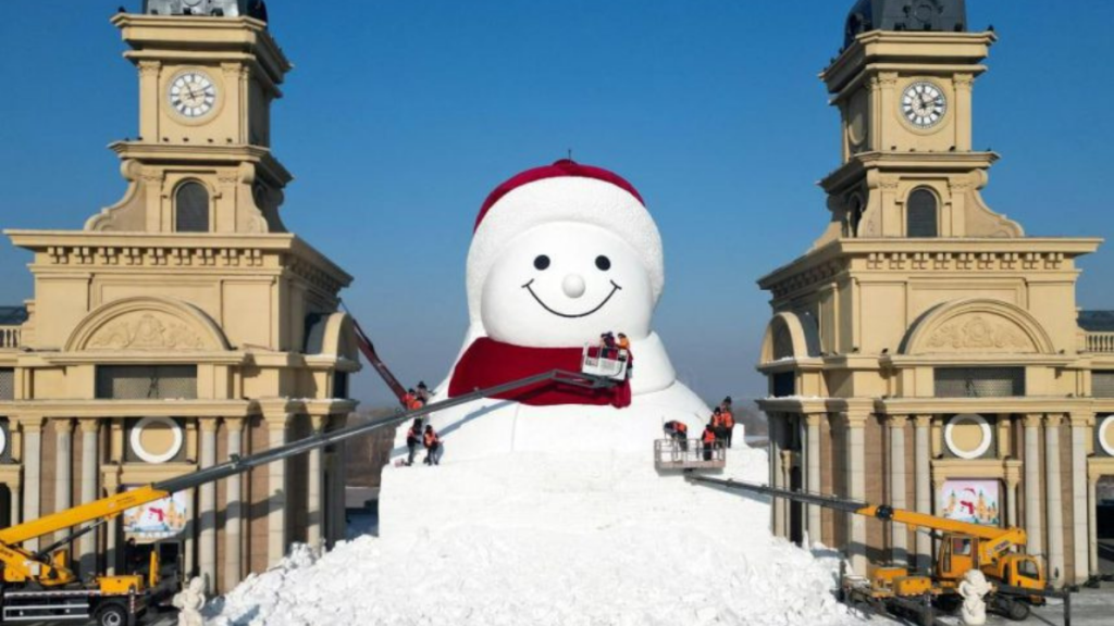 El muñeco de nieve gigante de 19 metros instalado en Harbin, China, se convirtió en la foto favorita del invierno 2025.
