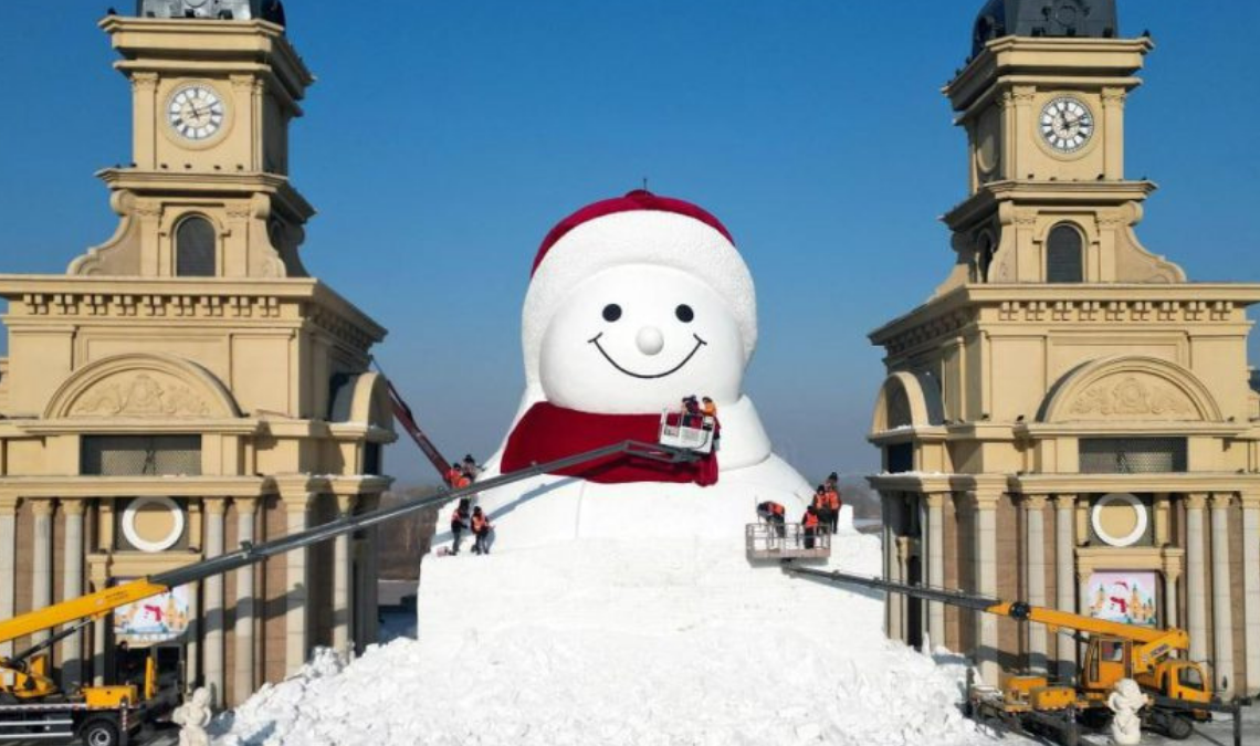 El muñeco de nieve gigante de 19 metros instalado en Harbin, China, se convirtió en la foto favorita del invierno 2025.