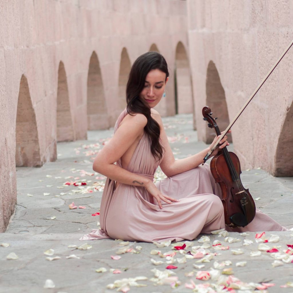 En esta ocasión, los internautas centraron su atención en Esmeralda Camacho, una violinista que trabaja en los shows del sonorense.