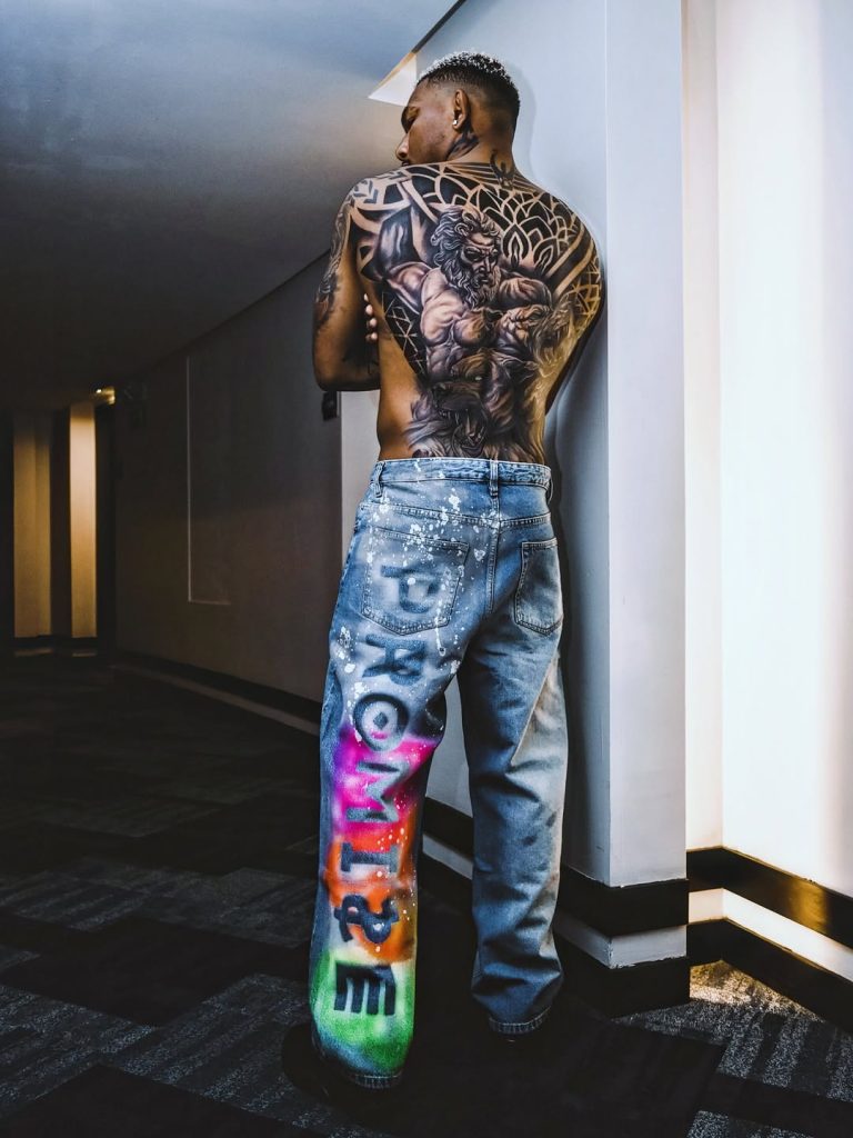 El referente de las artes marciales mixtas (MMA) compartió el impactante "antes y después" de su espalda.