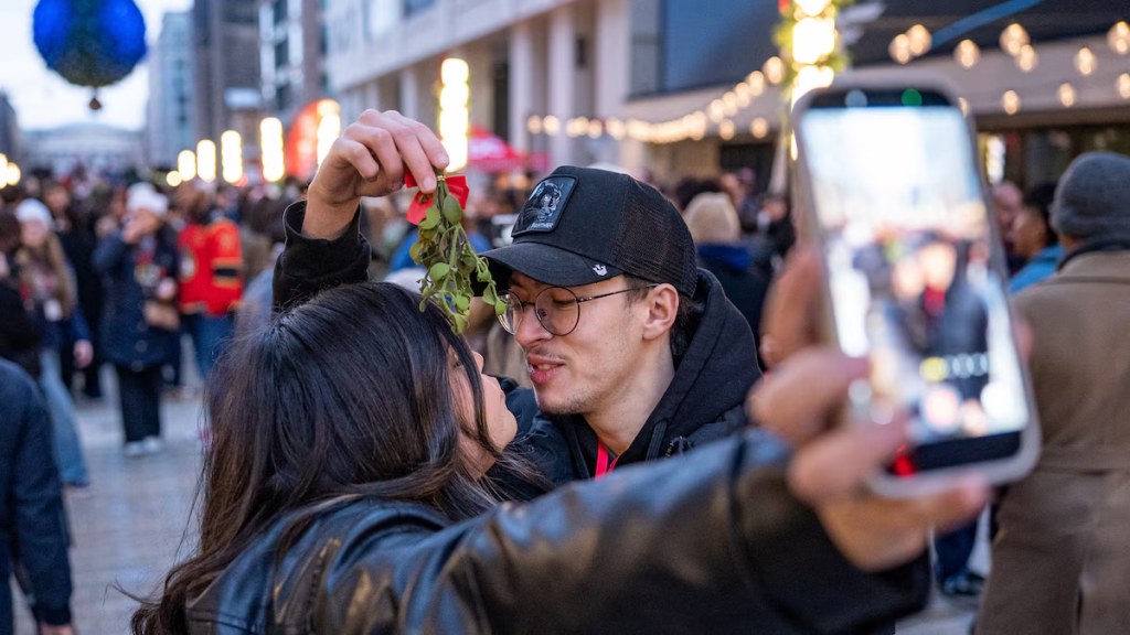 Washington D. C. rompió un récord Guinness al reunir a más de 1.435 parejas besándose al mismo tiempo bajo un muérdago gigante.