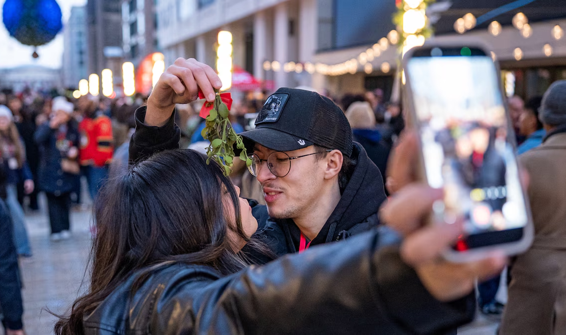 Washington D. C. rompió un récord Guinness al reunir a más de 1.435 parejas besándose al mismo tiempo bajo un muérdago gigante.
