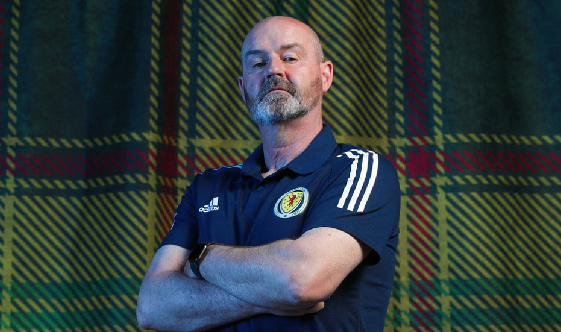 El técnico escocés envió un mensaje claro a sus seguidores: "la pasión por el fútbol no justifica arruinar la economía familiar".