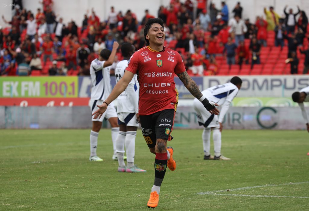 Deportivo Cuenca logró clasificar a Copa Sudamericana luego de golear 4-0 a Emelec en condición de local.