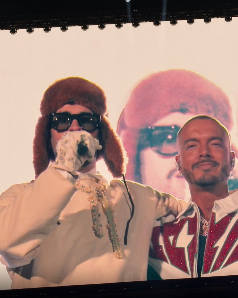 Ante el asombro de miles de espectadores, J Balvin subió al escenario para acompañar al puertorriqueño.