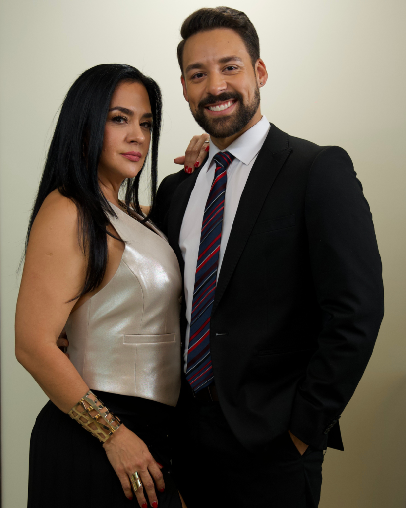 El conflicto se intensifica aún más cuando Ricardo Maldini, esposo de su hermana Flor Mary, queda irremediablemente cautivado por el carisma natural de La Mofle.