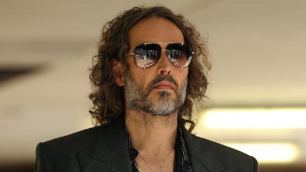 Según los reportes oficiales, estas nuevas acusaciones incluyen un cargo por violación y otro por agresión sexual.