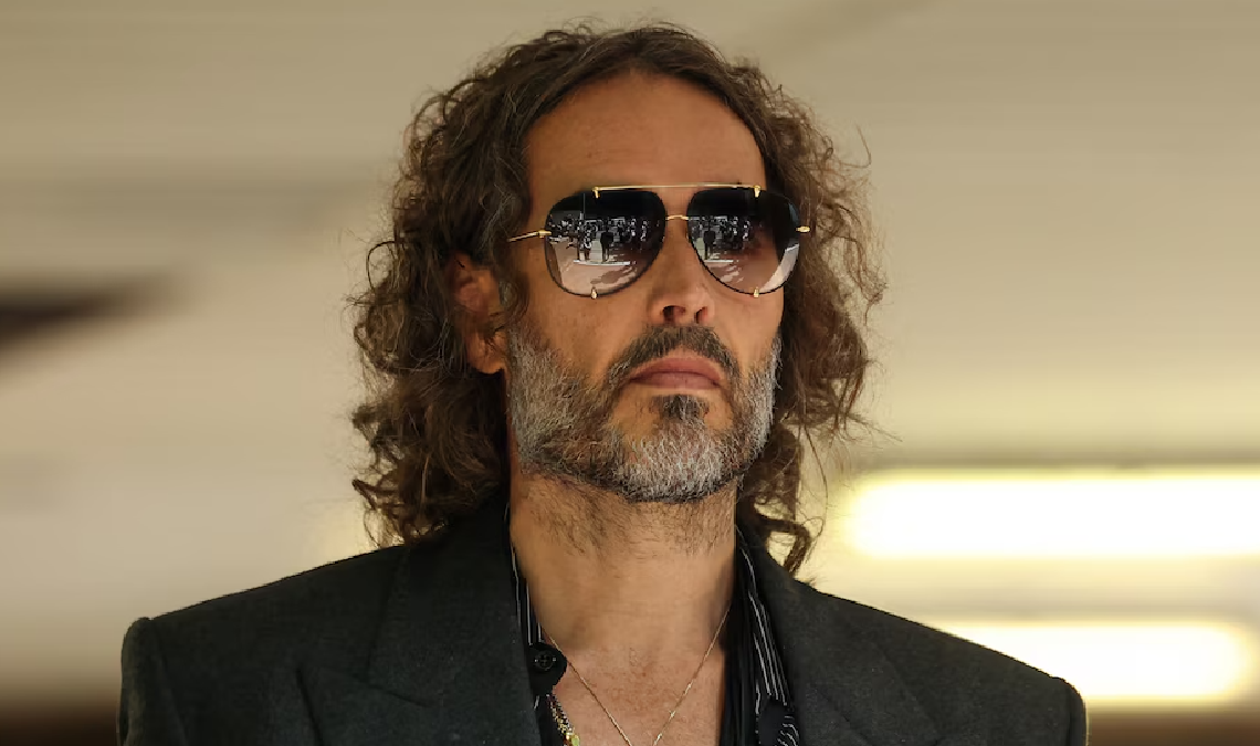 Según los reportes oficiales, estas nuevas acusaciones incluyen un cargo por violación y otro por agresión sexual.